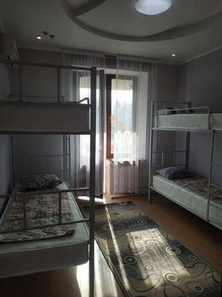 Хостелы Hostel64 Алматы Кровать в общем 4-местном номере для мужчин и женщин-1