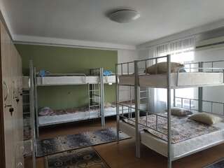 Хостелы Hostel64 Алматы Кровать в общем номере для мужчин и женщин с 10 кроватями-9