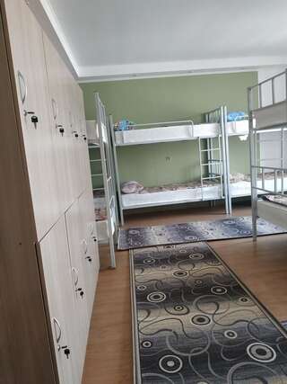 Хостелы Hostel64 Алматы Кровать в общем номере для мужчин и женщин с 10 кроватями-10